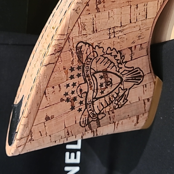 👡👡👡CHANEL New Cork Slides with Patent Logo. Stunning. - Picture 3 of 8